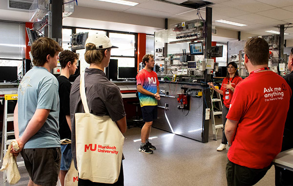 od-labdemo Students and staff at a laboratory demonstration